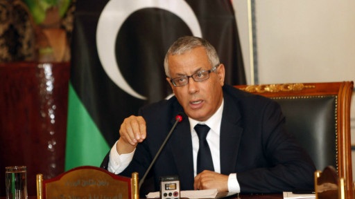 مسلحون يقتادون رئيس الوزراء الليبي علي زيدان خارج مقر إقامته