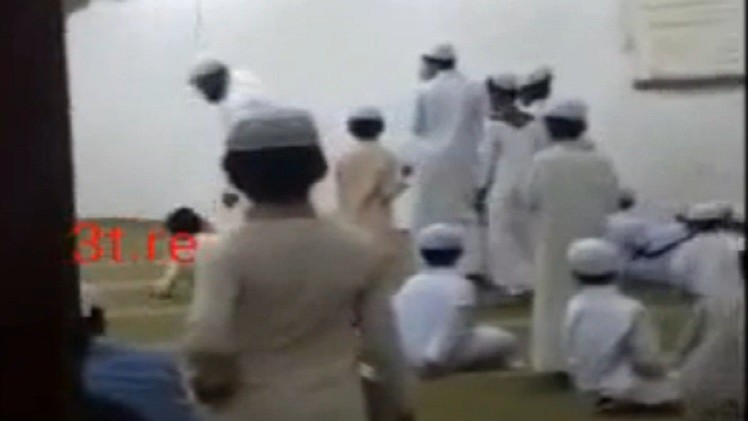 هيئة حقوق الإنسان في مكة تتعرف على هوية المعلم العنيف في حلقة تحفيظ القرآن (فيديو)