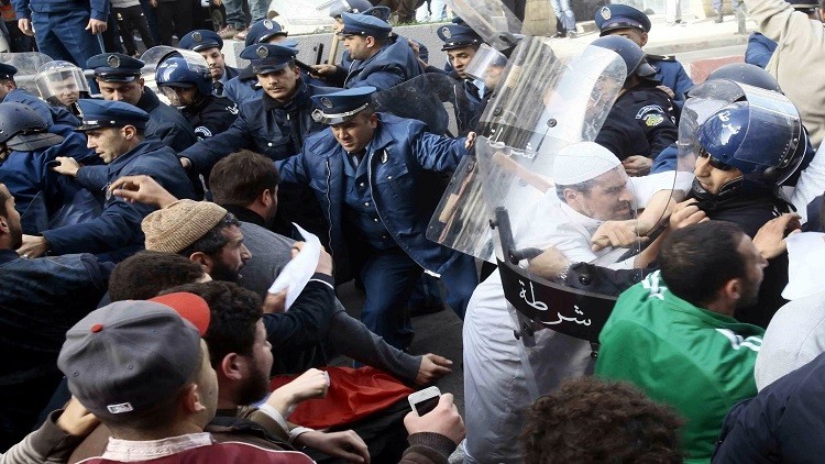تجدد الاحتجاجات في الجزائر.. والحكومة تتوعد مثيري الشغب