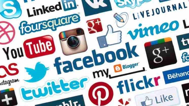 إمام المسجد الحرام يهاجم مواقع التواصل الاجتماعي