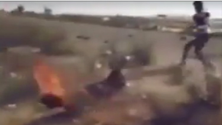 قبيلة مصرية تحرق "داعشيا" حيا في سيناء وتنشر فيديو للعملية