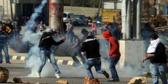 إصابة فلسطينيين بحالات اختناق جراء إطلاق الاحتلال قنابل الغاز السام في الخليل