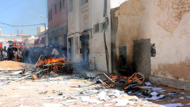 حرق مقر الاتحاد التونسي للشغل في بنقردان جنوب شرق البلاد