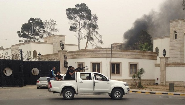 ليبيا.. هجوم بالصواريخ على قاعدة جوية عسكرية في بنغازي / مقتل شخصين واختطاف عدد من نواب البرلمان الليبي في طرابلس