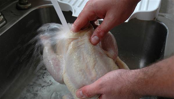 غسل الدجاج قبل الطهي يؤدي إلى أمراض خطيرة