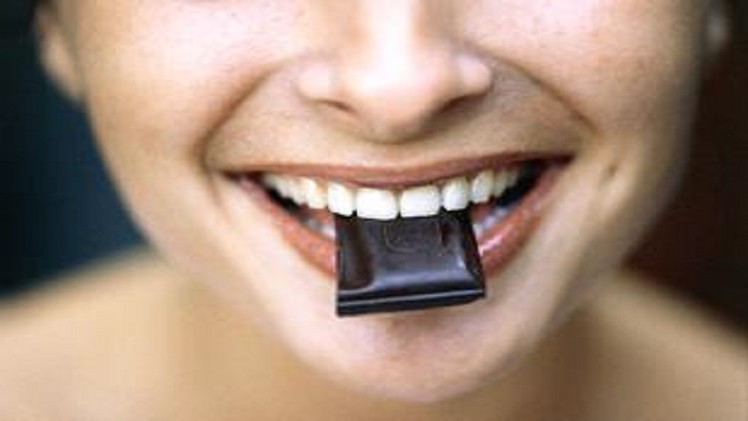 الشوكولا الداكنة تقوي مينا الأسنان وتزيل الترسبات عنها