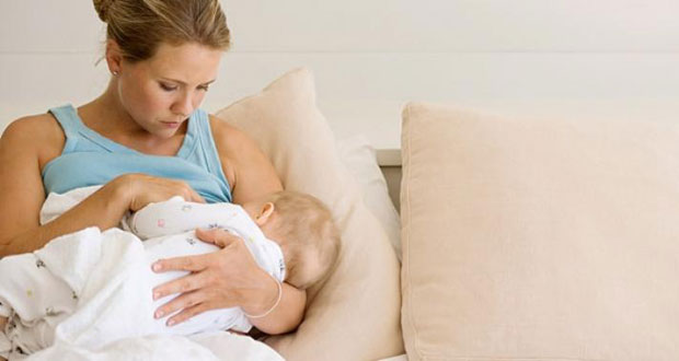 الرضاعة الطبيعية تقي الأطفال من البدانة والسكري وتحمي المرأة من سرطان الثدي