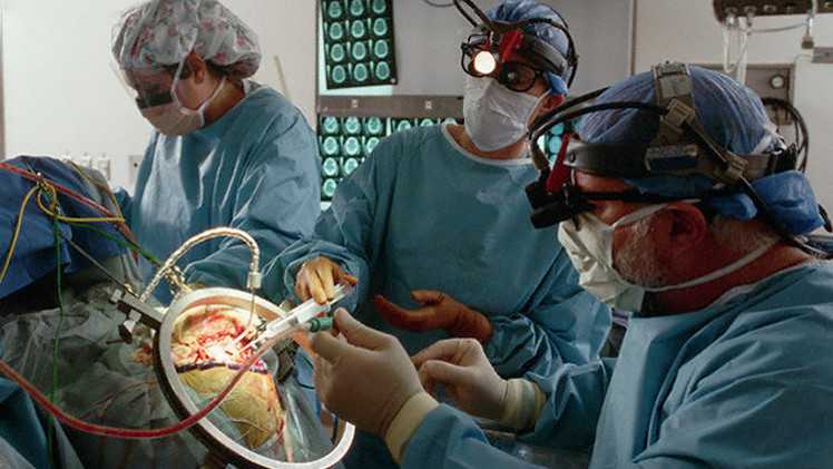 روسيا...اول عملية جراحية على دماغ امرأة حامل