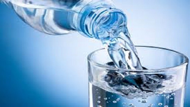 علماء: شرب الماء قبل تناول الطعام يساعد في تخفيف الوزن
