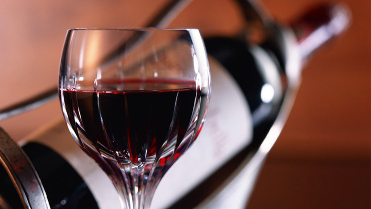 علماء: النبيذ الأحمر يساعد في معالجة الزهايمر