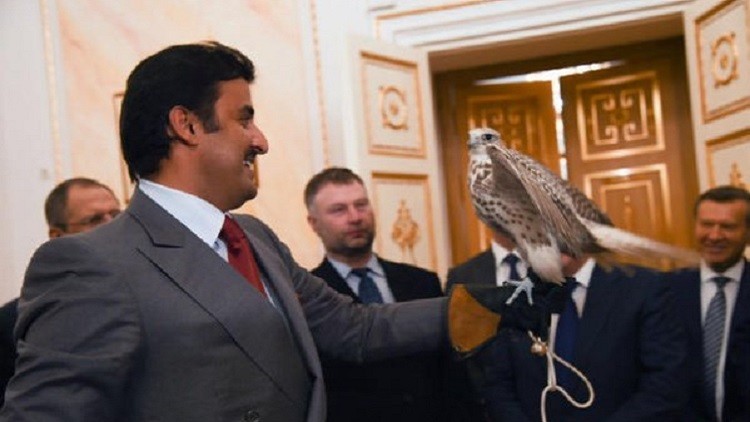 بوتين يهدي صقرا لأمير قطر 