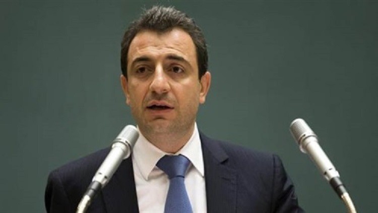 وزير الصحة اللبناني يدعو للتخفيف من القبلات إلا في حال الضرورة