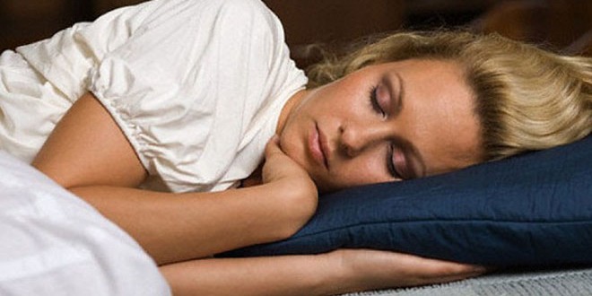 علماء: النوم 6 ساعات في اليوم أكثر ضرراً من الأرق