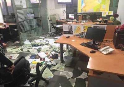 لبنانيون يهاجمون مكتب صحيفة الشرق الأوسط ببيروت بسبب نشرها كاريكاتوراً يسيء للبنان.. والصحيفة تدين