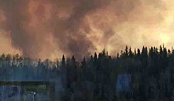 تشرد ( مئات الآلاف ) جراء حرائق الغابات بكندا المستمرة لليوم السابع على التوالي