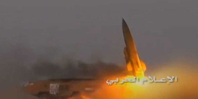 القوة الصاروخية للجيش اليمني تطلق صاروخا باليستيا على معسكر للمرتزقة وقوات نظام بني سعود بجيزان
