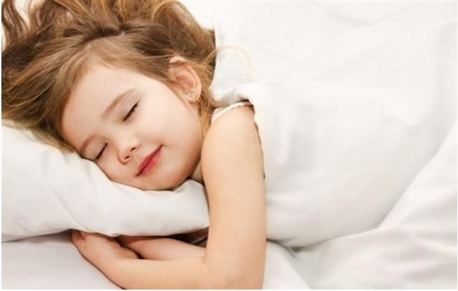 هل تواجهين صعوبة في تعويد طفلك على النوم وحده؟ تابعي نصائحنا المفيدة