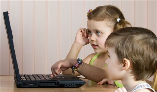 علماء: شبكات التواصل الاجتماعي تتسبب بمشاكل نفسية للأطفال
