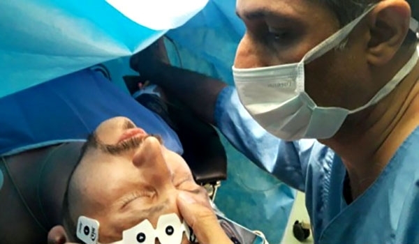 اجراء عملية جراحية باستخدام تقنية التنويم المغناطيسي في ايران لاول مرة + صورة