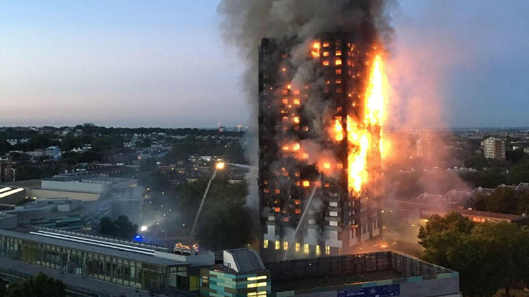 الشرطة البريطانية ترجح مقتل 58 شخصا من الذين فقدوا في حريق برج لندن