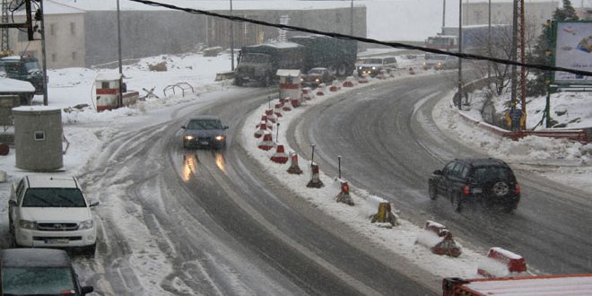 فتح الطريق الدولي بين سورية ولبنان بعد قطعه بسبب الأحوال الجوية