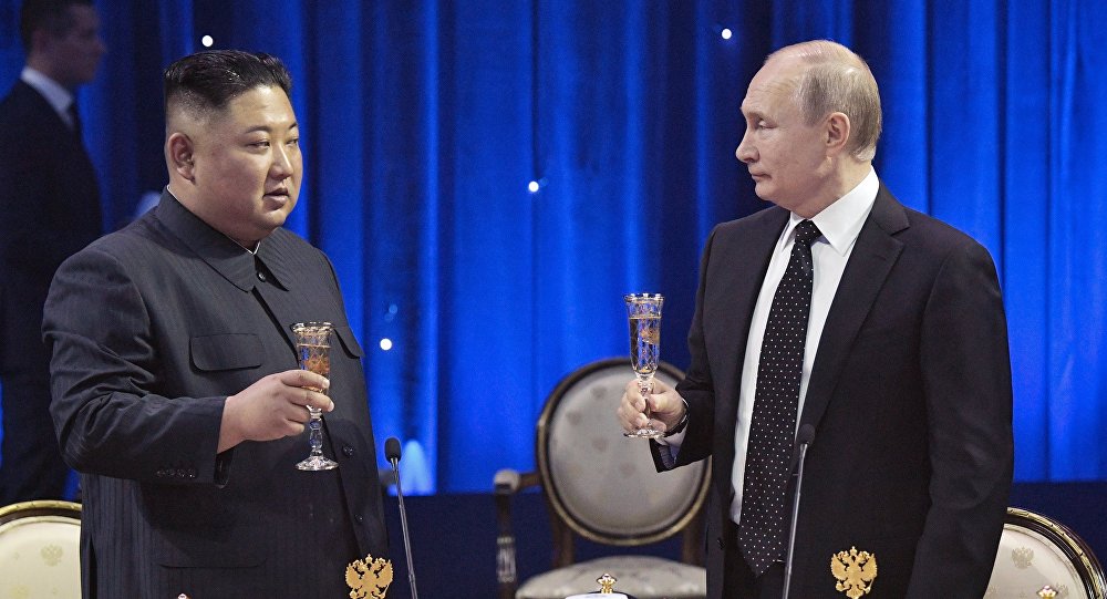 حرس زعيم كوريا الشمالية يسرقون الأضواء خلال زيارته لروسيا (فيديو)