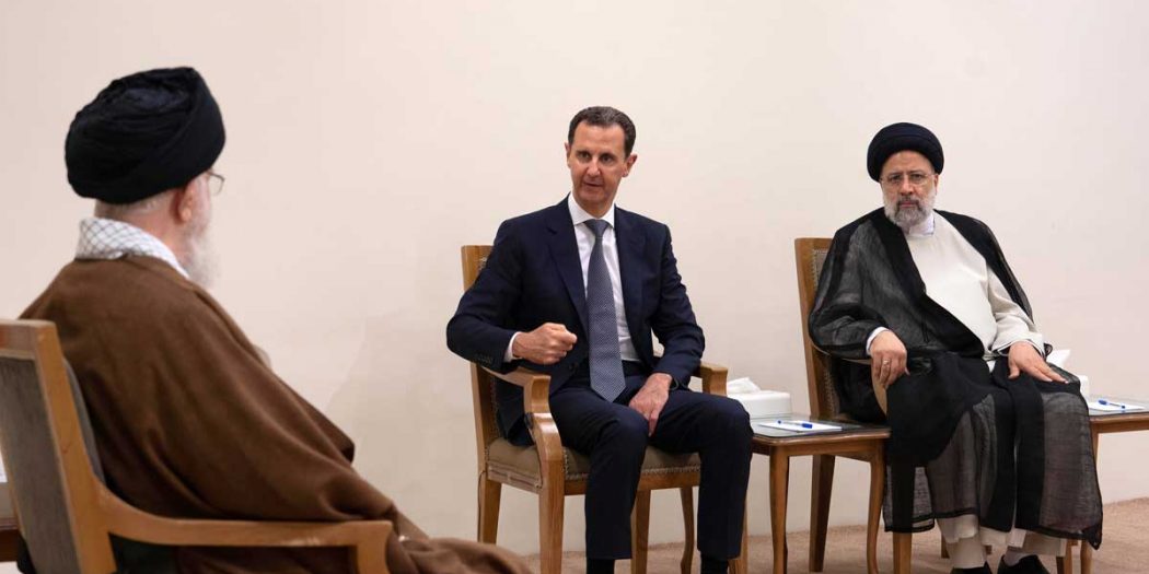 الرئيس الأسد يجري زيارة عمل إلى طهران ويبحث مع الخامنئي ورئيسي التعاون الثنائي والتفاهم المشترك حول قضايا المنطقة-فيديو