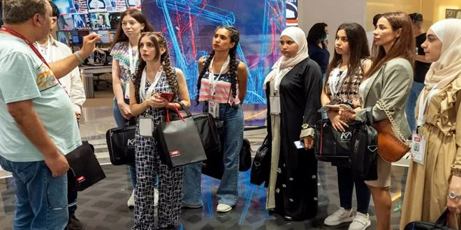 طلبة الإعلام السوريون الموجودون في الإمارات يزورون نادي دبي للصحافة وتلفزيون الشرق